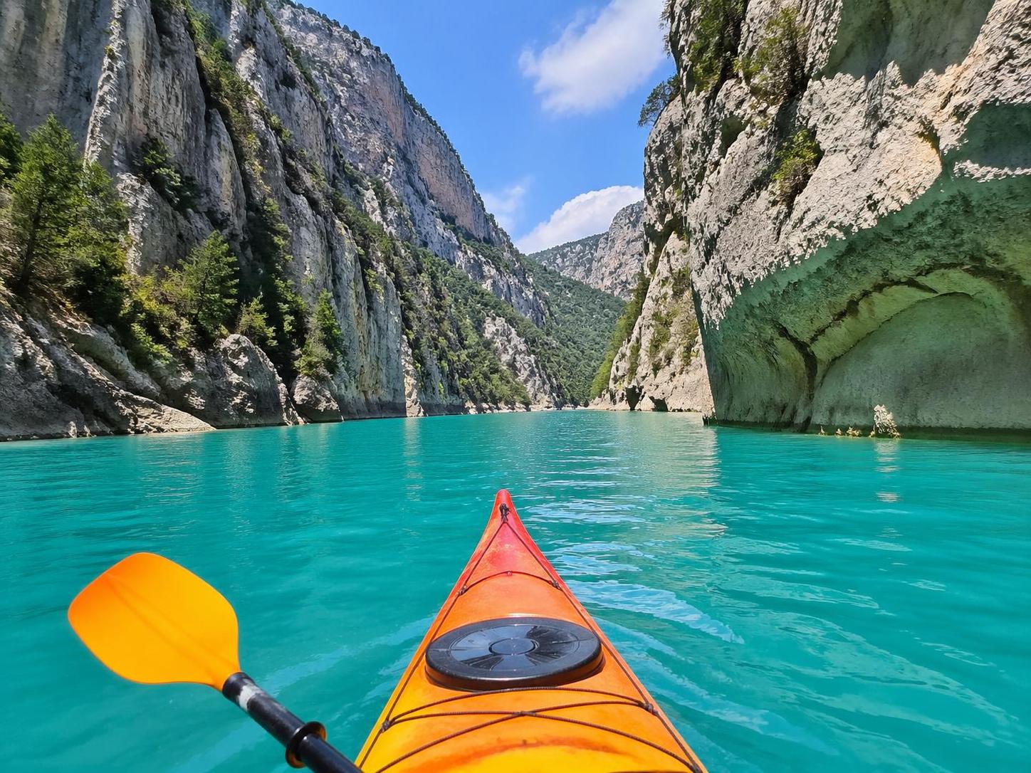 découvrez où pagayer dans les magnifiques gorges du verdon en kayak et les sites incontournables à admirer depuis l'eau pour une aventure inoubliable.