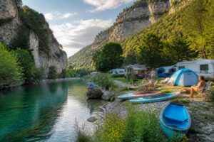 découvrez les meilleures adresses de camping dans les gorges du tarn, au bord de l'eau, pour des vacances entre nature, détente et activités en plein air.