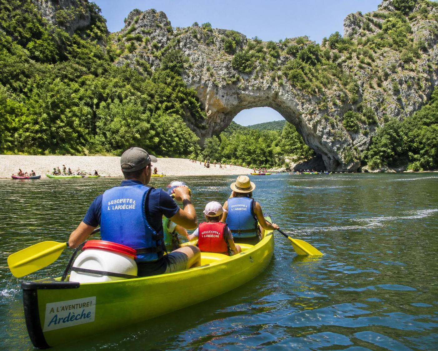 découvrez tout ce qu'il faut savoir sur le canoë-kayak en ardèche : conseils, astuces et informations essentielles pour bien préparer et réserver votre descente en toute sérénité.