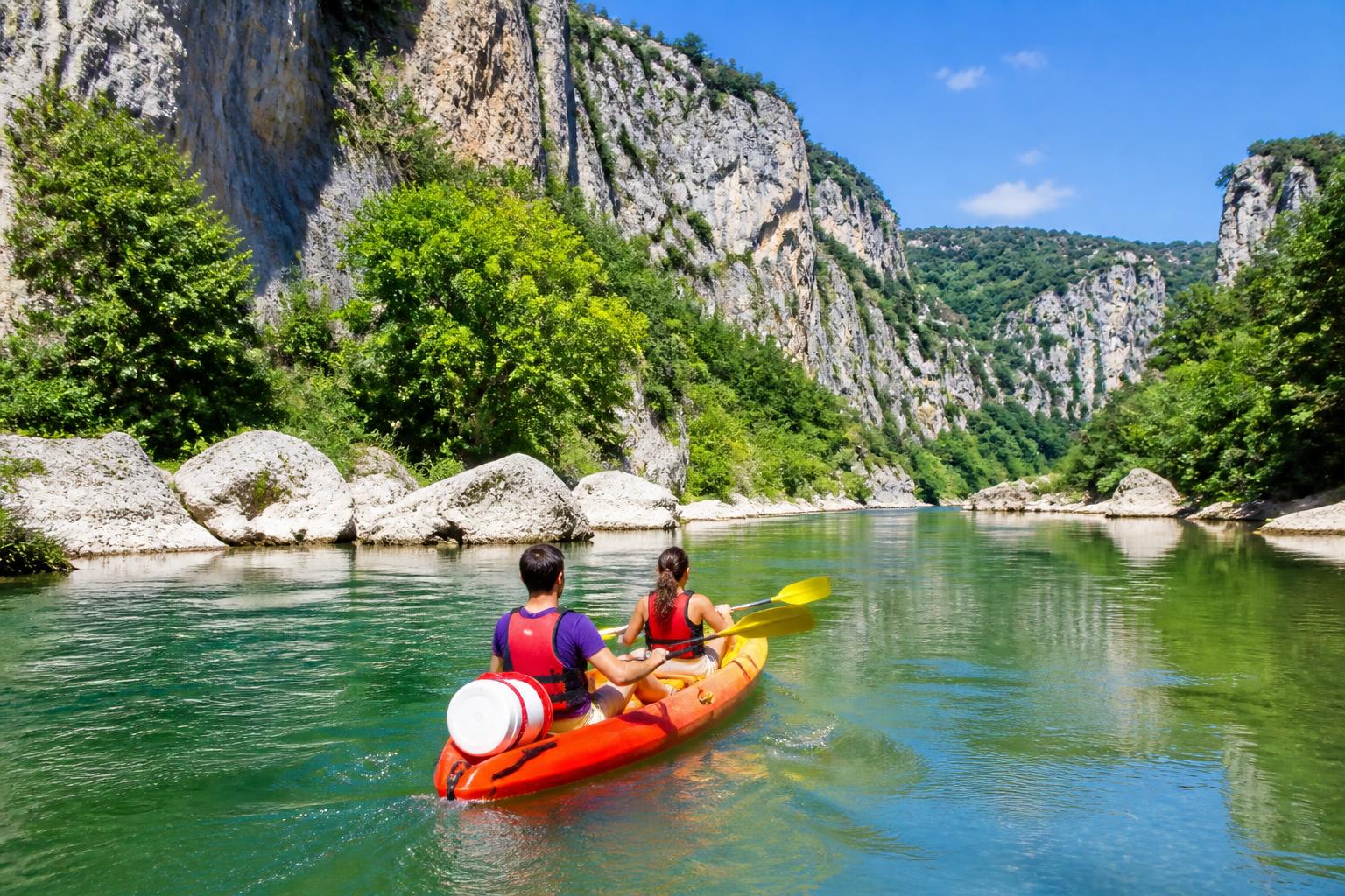 découvrez tout ce qu'il faut savoir sur le canoë-kayak en ardèche avant de réserver votre descente : conseils, itinéraires, sécurité et astuces pour une aventure inoubliable.