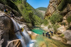 découvrez le canyoning dans les gorges du loup : informations sur les niveaux de difficulté, les accès aux sites et les prestataires pour vivre une aventure inoubliable en pleine nature.