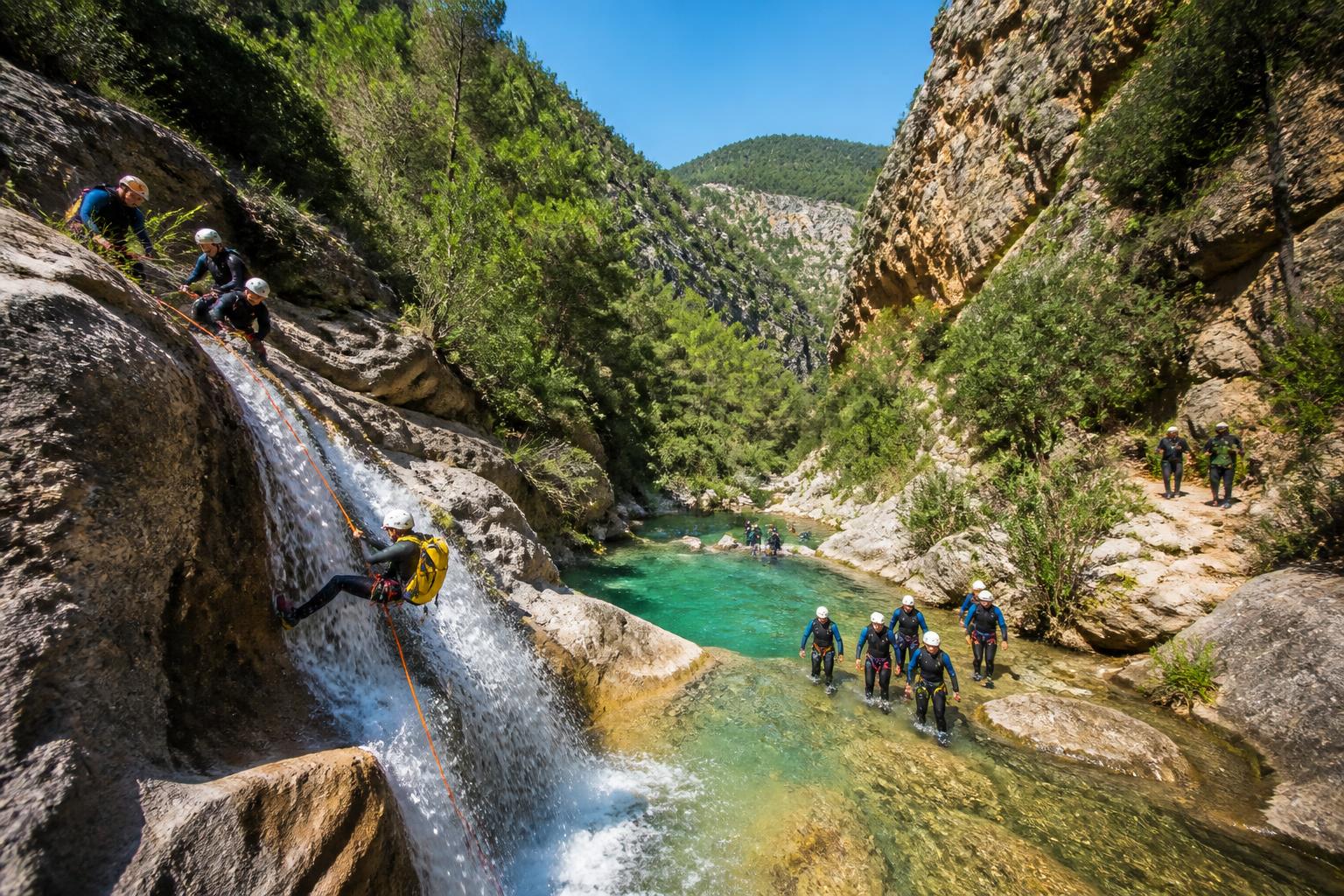 découvrez le canyoning dans les gorges du loup : informations sur les niveaux de difficulté, les accès aux sites et les prestataires pour vivre une aventure inoubliable en pleine nature.