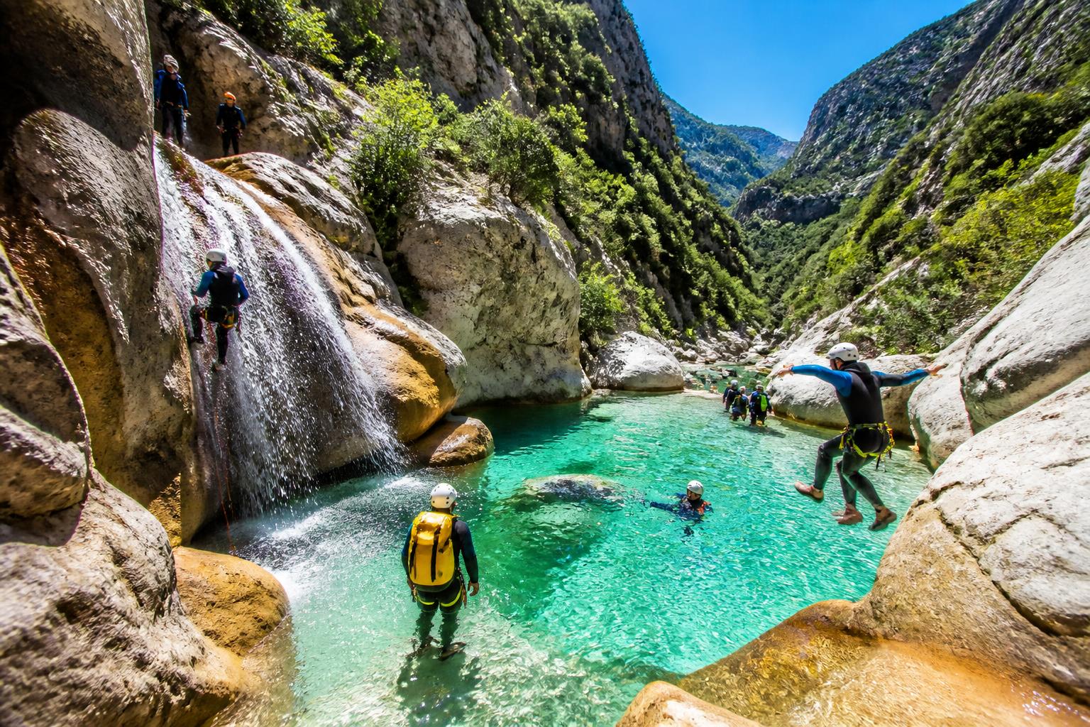 découvrez tout sur le canyoning dans les gorges du verdon : niveaux de difficulté, tarifs et meilleurs prestataires pour une aventure inoubliable.