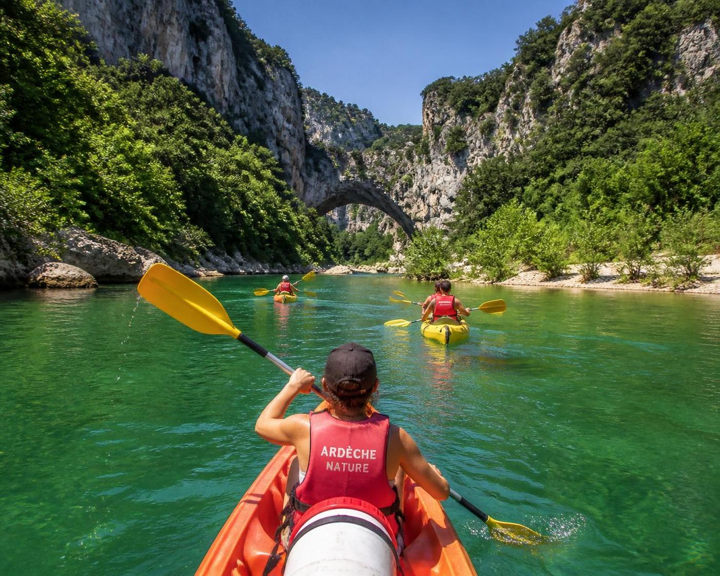 découvrez les meilleures descentes en kayak en ardèche, conseils pratiques, infos essentielles et astuces pour profiter pleinement de cette aventure aquatique unique.