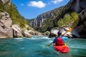 découvrez les meilleures descentes en kayak en ardèche, conseils pratiques, équipements nécessaires et informations essentielles pour une aventure réussie sur la rivière.