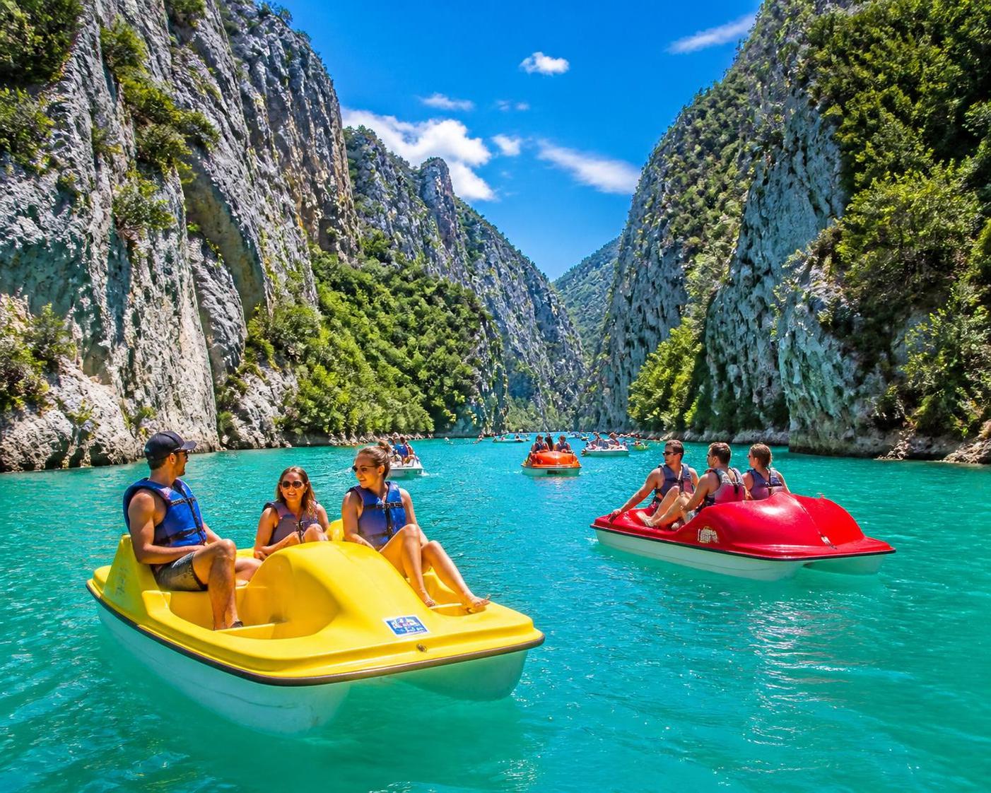 découvrez comment louer un pédalo dans les gorges du verdon, les sites incontournables à visiter en pédalo et les tarifs pour profiter pleinement de cette aventure nautique.