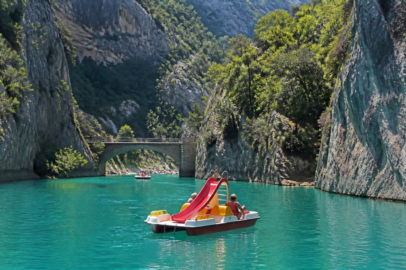 découvrez comment louer un pédalo dans les magnifiques gorges du verdon, explorez les sites incontournables à voir et informez-vous sur les tarifs pour profiter d'une aventure inoubliable en pleine nature.