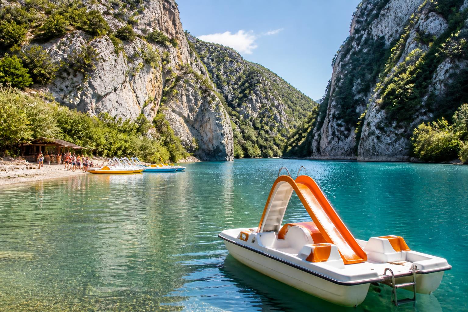 découvrez comment profiter d'une balade en pédalo dans les gorges du verdon : tarifs, points de location et bons plans pour une expérience inoubliable au cœur de la nature.