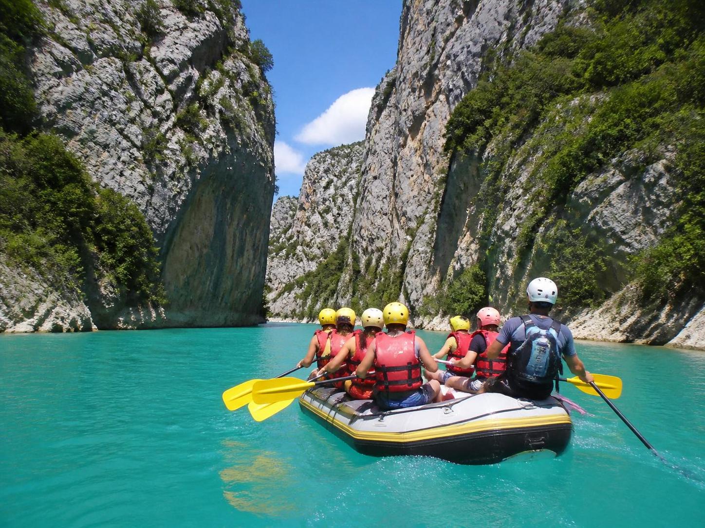 découvrez tout sur le rafting dans le verdon : niveaux de difficulté, équipement nécessaire et les prestataires recommandés pour une aventure sécurisée et inoubliable.