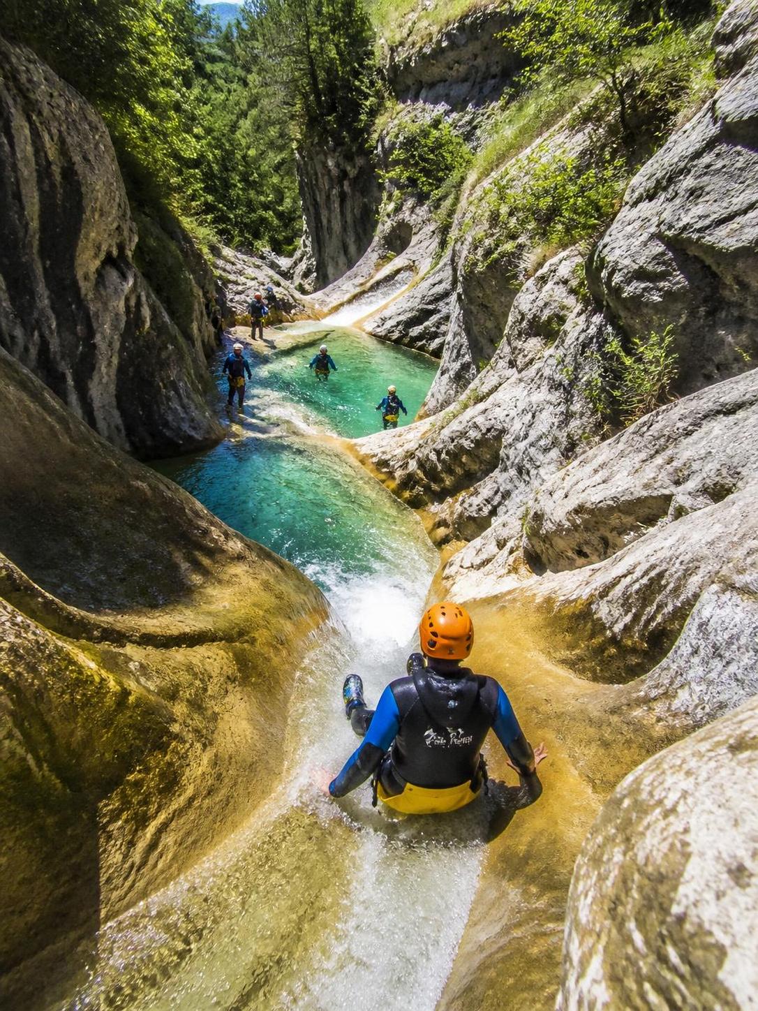découvrez les meilleurs spots de canyoning près de chez vous, classés par région, pour des aventures inoubliables en pleine nature.