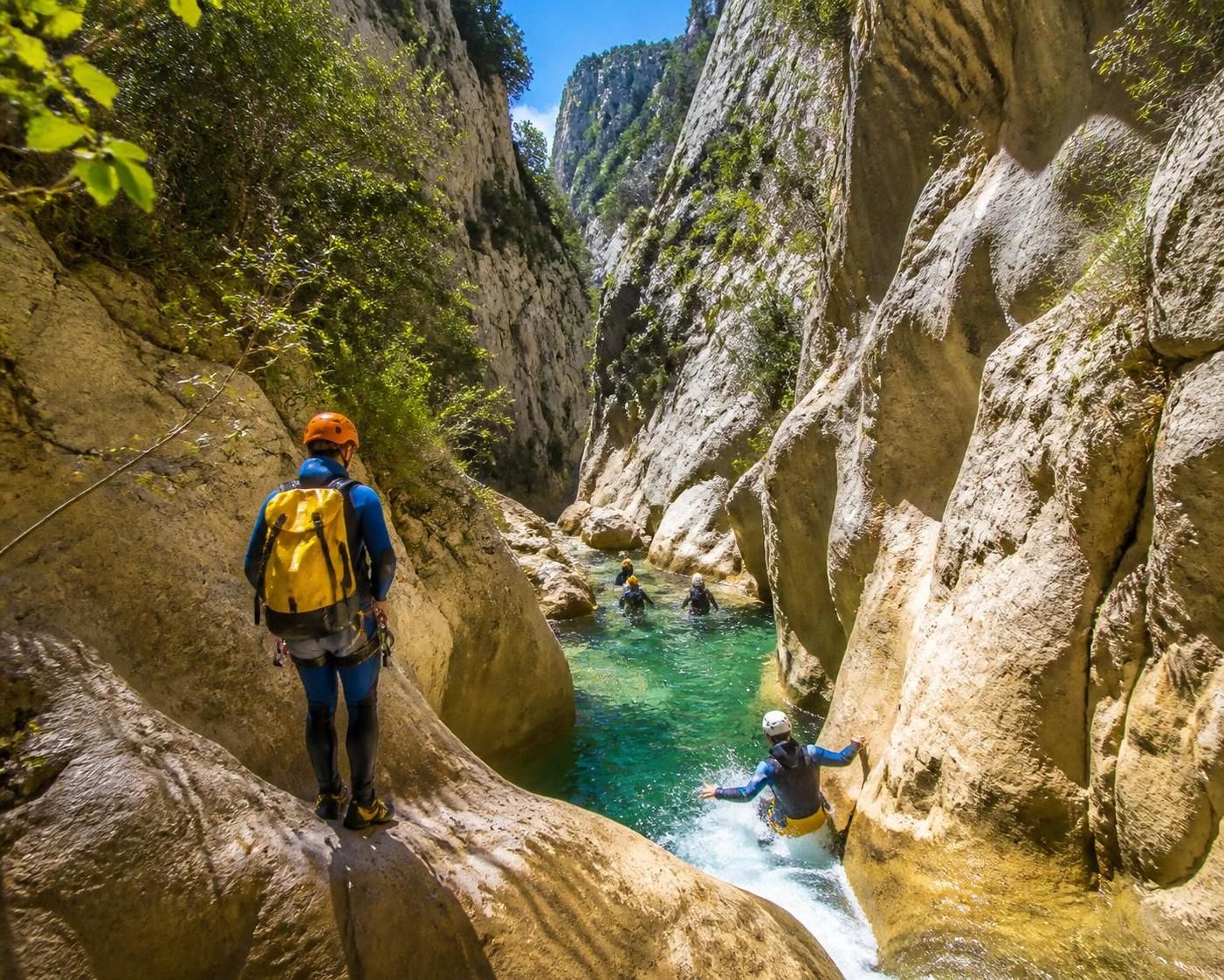 découvrez le canyon de galamus, une descente emblématique des pyrénées, avec toutes les informations nécessaires pour explorer ce site naturel unique en toute sécurité.