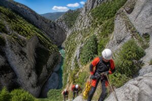 découvrez le canyon de galamus, une descente emblématique des pyrénées alliant paysages spectaculaires et aventures inoubliables. guide complet pour préparer votre exploration.