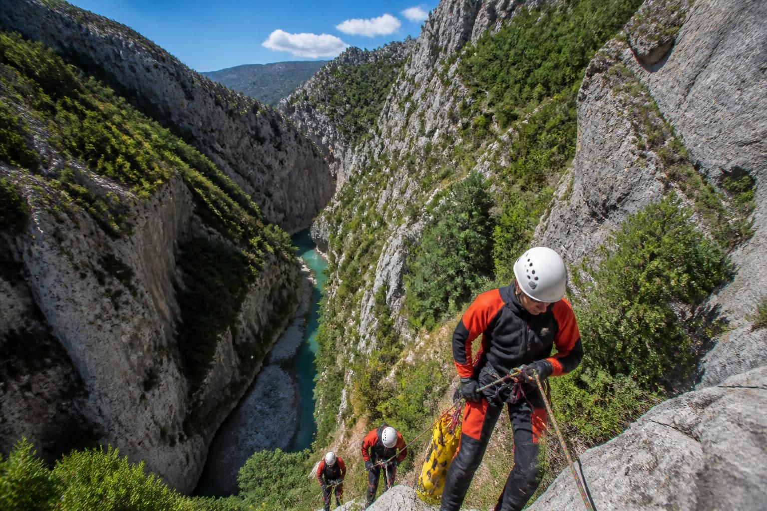 découvrez le canyon de galamus, une descente emblématique des pyrénées alliant paysages spectaculaires et aventures inoubliables. guide complet pour préparer votre exploration.