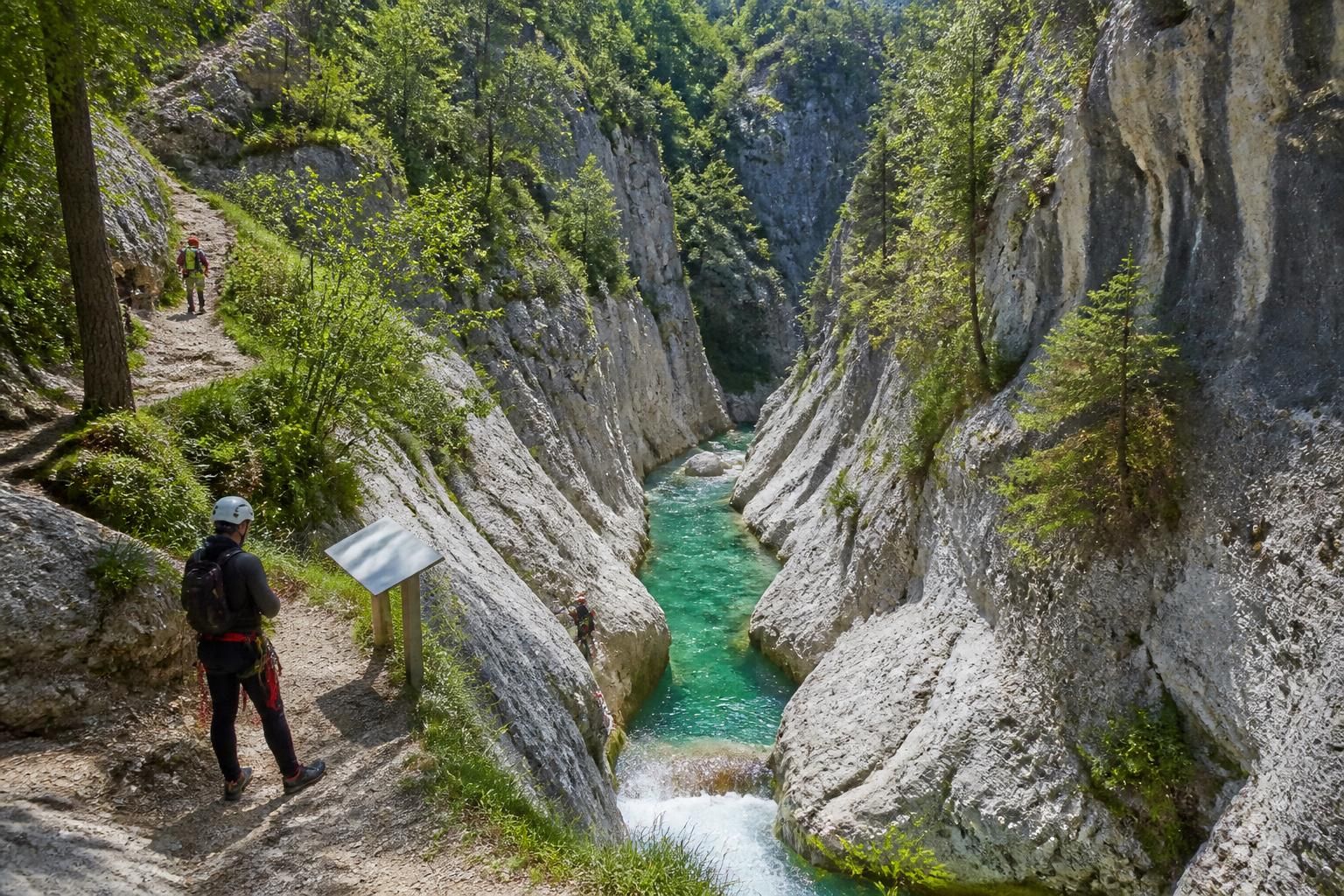 découvrez le canyon du groin : présentation détaillée, niveau de difficulté requis et conseils pratiques pour un accès facile et sécurisé.