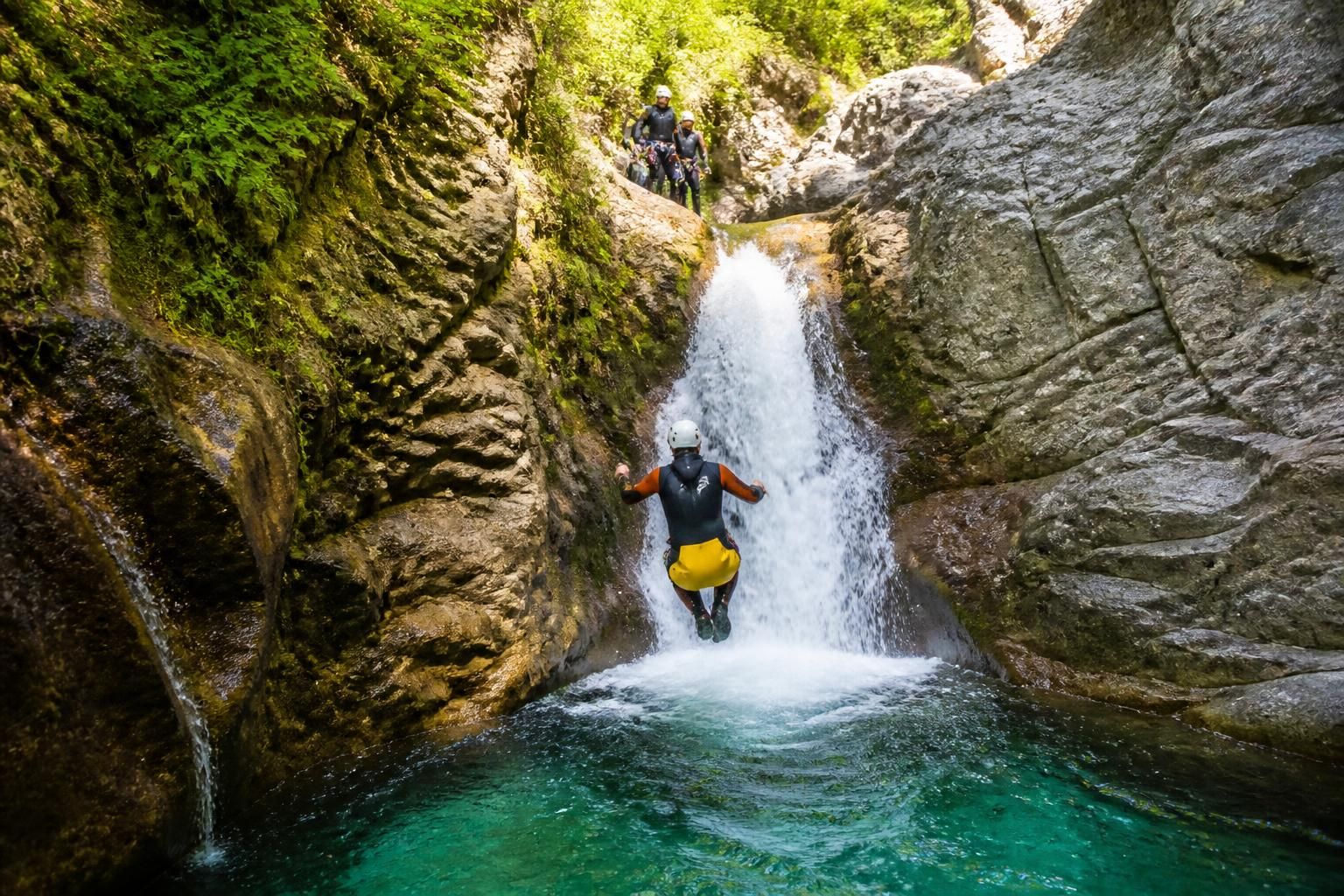 découvrez le canyon du tapoul : informations sur le niveau de difficulté, les accès et les raisons qui en font un spot incontournable pour les amateurs de canyoning.