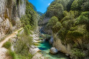 découvrez le canyon du tapoul, un site incontournable pour les amateurs de canyoning. explorez son niveau de difficulté, les accès pour s'y rendre facilement, et les raisons qui en font un spot de référence pour les passionnés d'aventure et de nature.