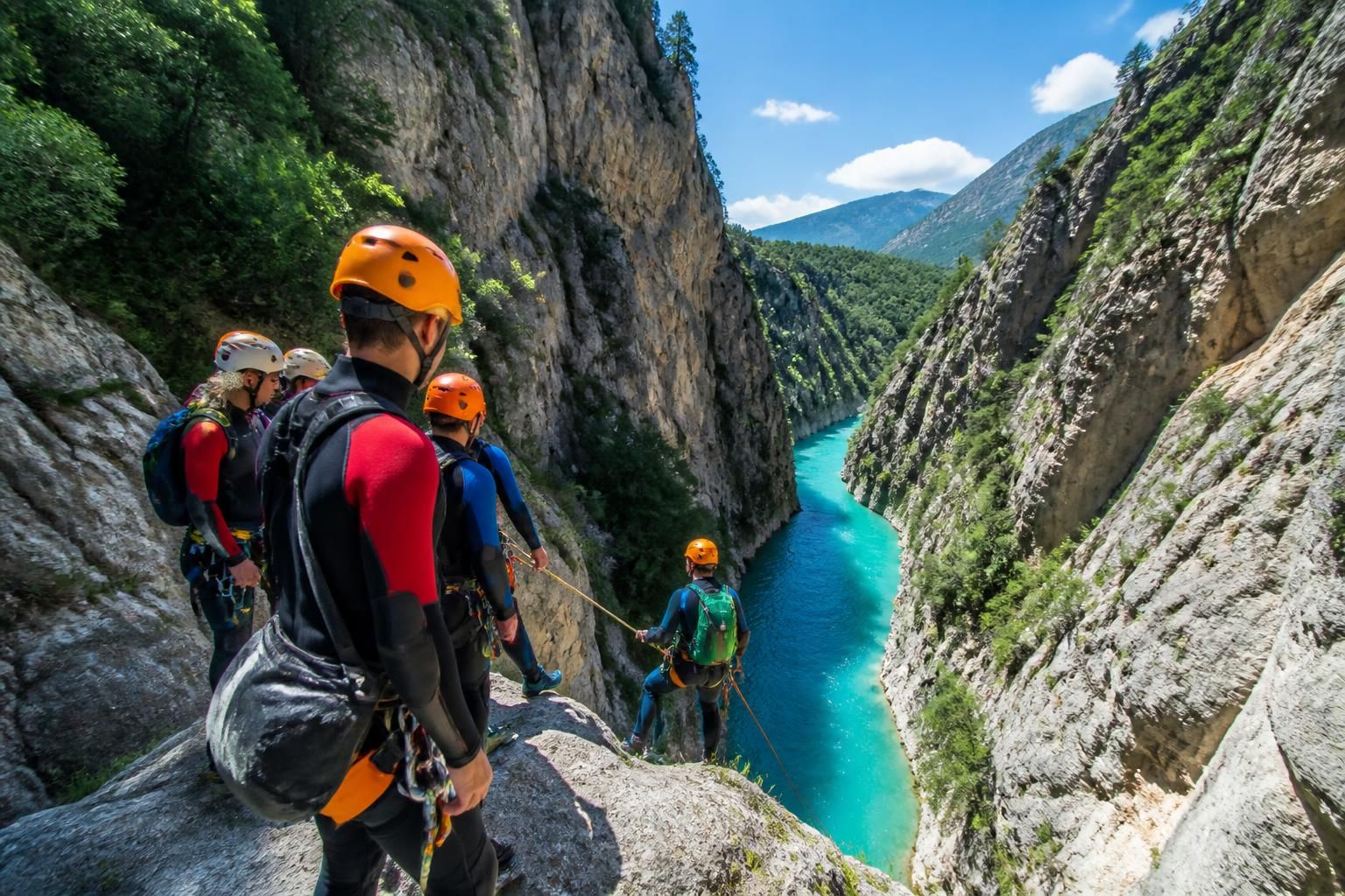 découvrez le guide complet pour pratiquer le canyoning dans les gorges du verdon. conseils, équipements et itinéraires pour une aventure sécurisée et inoubliable en pleine nature.