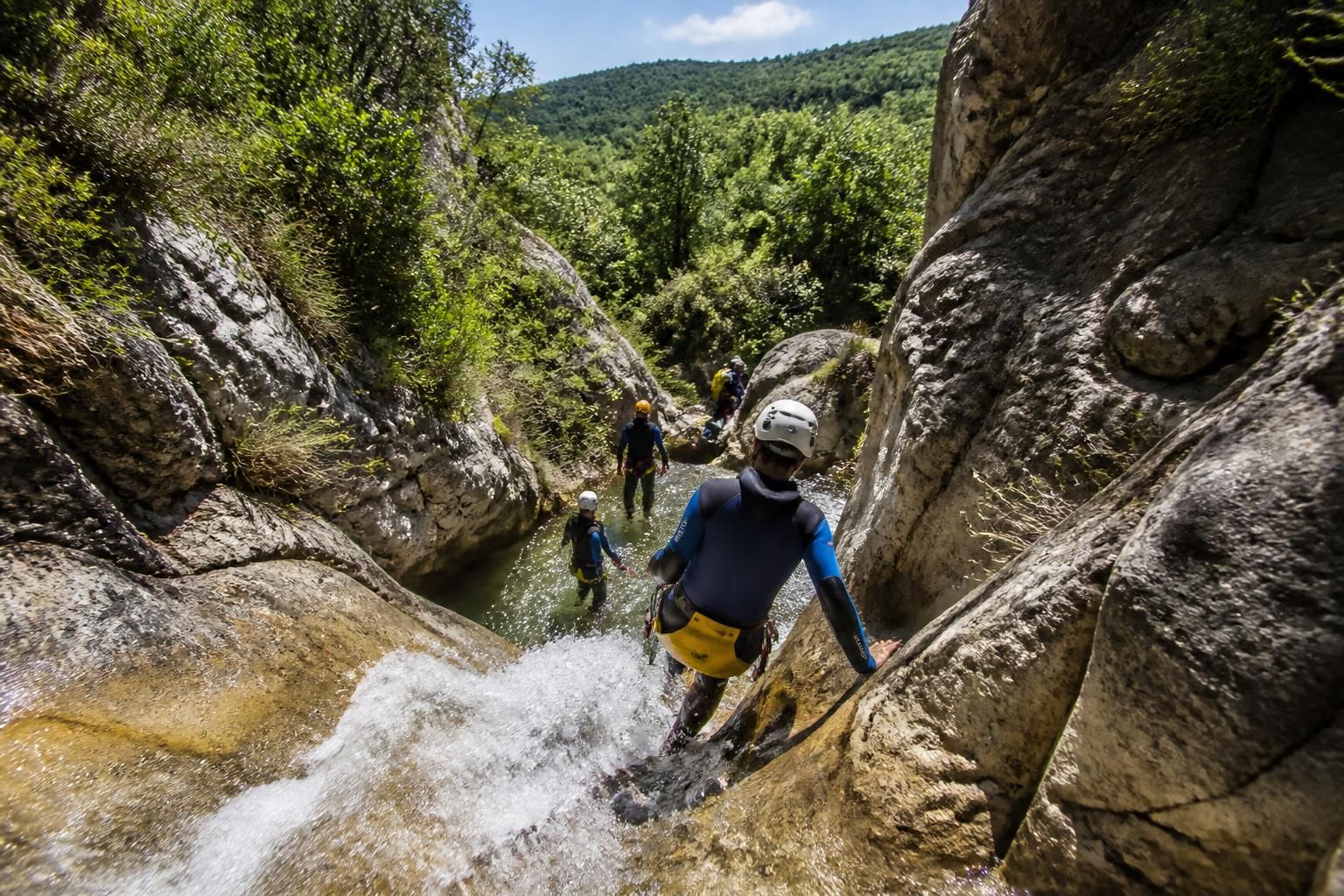 découvrez les meilleurs sites de canyoning près de toulouse, accessibles en moins de 2 heures. aventure, nature et sensations fortes garanties pour tous les niveaux.