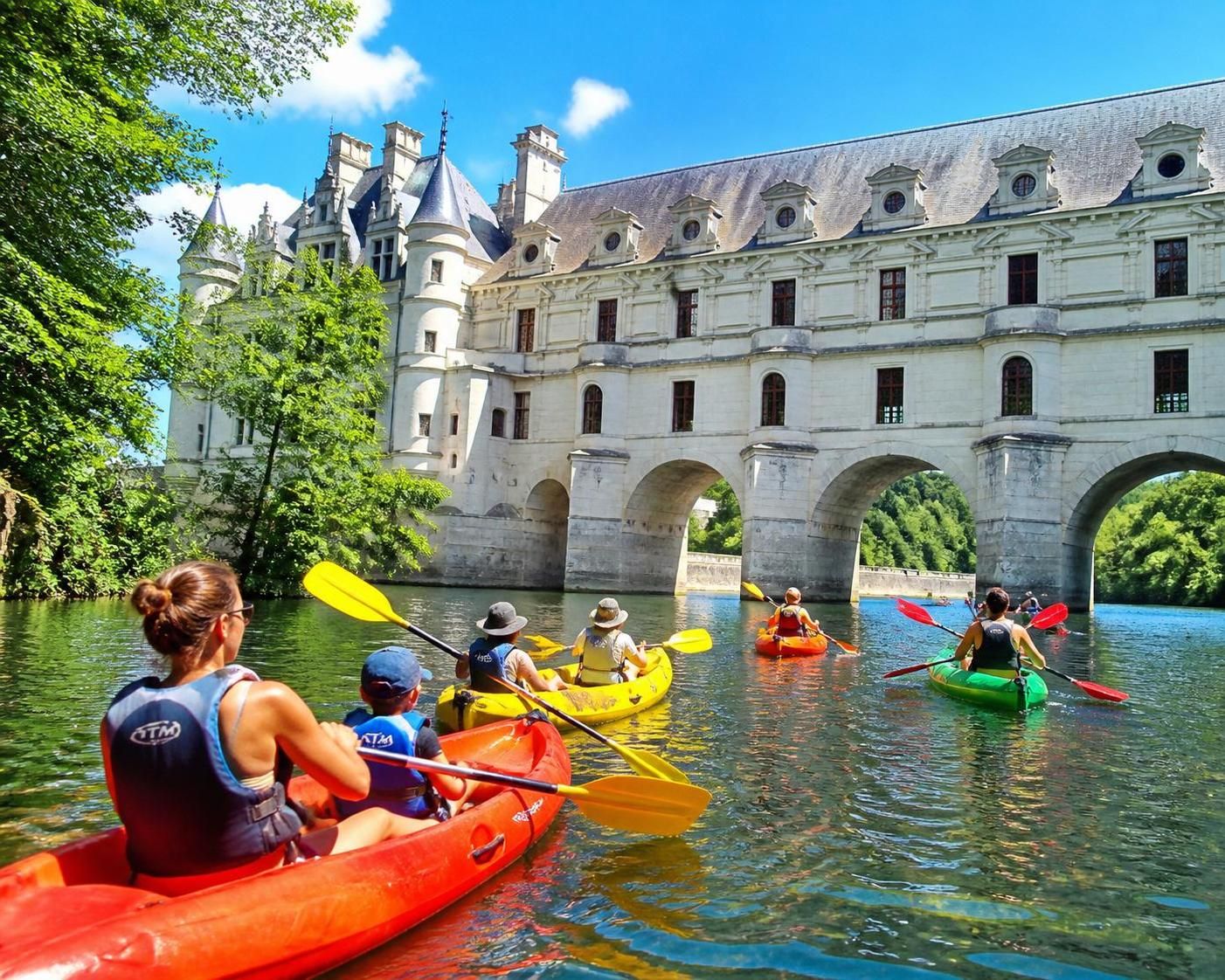 découvrez comment faire du kayak sur le cher à chenonceau et profitez d'une descente unique sous le célèbre château, alliant nature et patrimoine.
