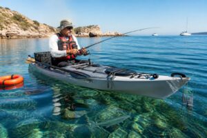 découvrez les techniques essentielles, les conseils de sécurité et le matériel indispensable pour pratiquer la pêche en kayak de mer en toute sérénité.