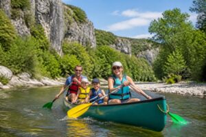 découvrez la descente du gardon en canoë à collias, une activité idéale pour toute la famille. profitez d'une aventure nature accessible et conviviale au cœur des gorges.
