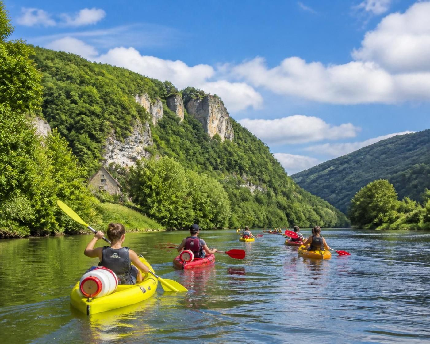 découvrez le plaisir du canoë à pont-d'ouilly et explorez l'orne, joyau naturel niché au cœur de la suisse normande. une aventure inoubliable entre nature et sport.
