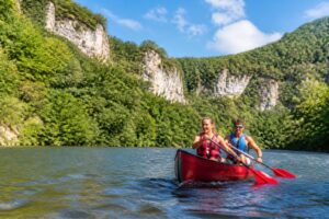 découvrez la descente de l'aveyron en canoë à saint-antonin-noble-val, une aventure nature au cœur d'un paysage spectaculaire parfait pour les amateurs de sensations et de détente.