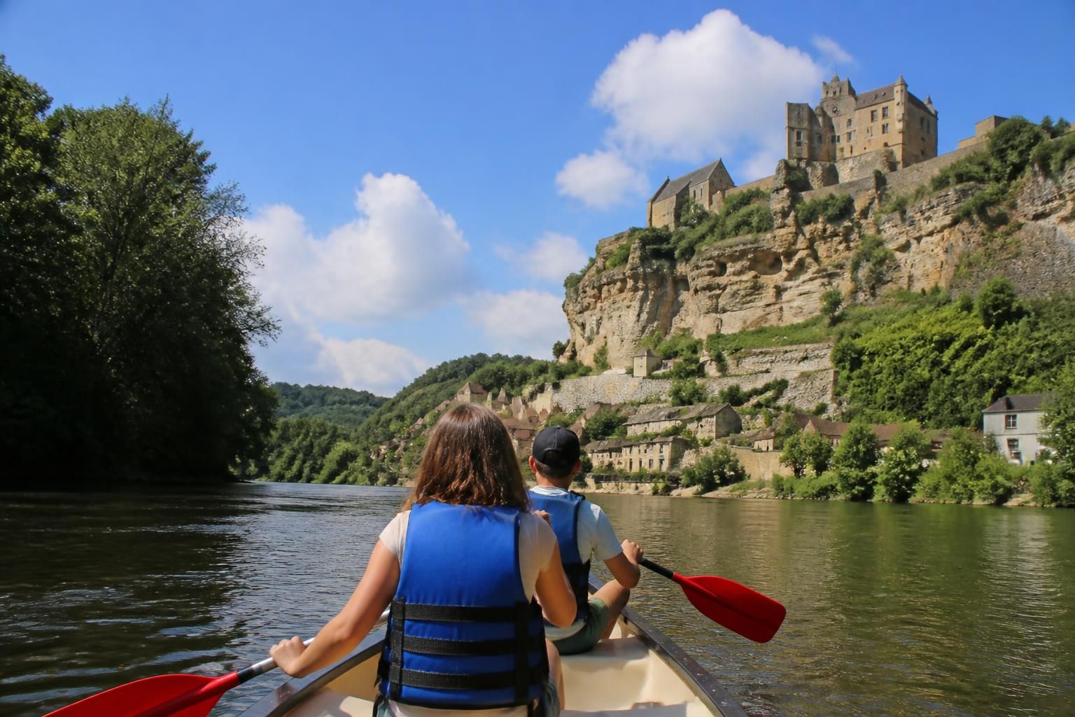 découvrez l'aventure inoubliable du canoë à sarlat en pagayant sous les majestueux châteaux du périgord, au cœur d'un paysage naturel exceptionnel.