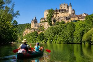 découvrez l'aventure en canoë à sarlat et pagayez sous les magnifiques châteaux du périgord pour une expérience inoubliable au cœur de la nature et de l'histoire.