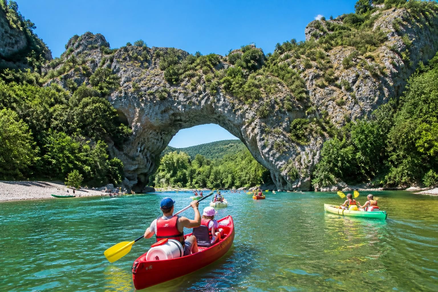 découvrez l'aventure en canoë à vallon-pont-d'arc et descendez l'ardèche depuis ce site emblématique. profitez de paysages magnifiques et d'une expérience inoubliable au cœur de la nature.