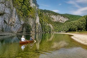découvrez les plus beaux parcours de canoë en dordogne et les meilleurs endroits pour mettre à l'eau. profitez d'une expérience unique sur les rivières pittoresques de la région.