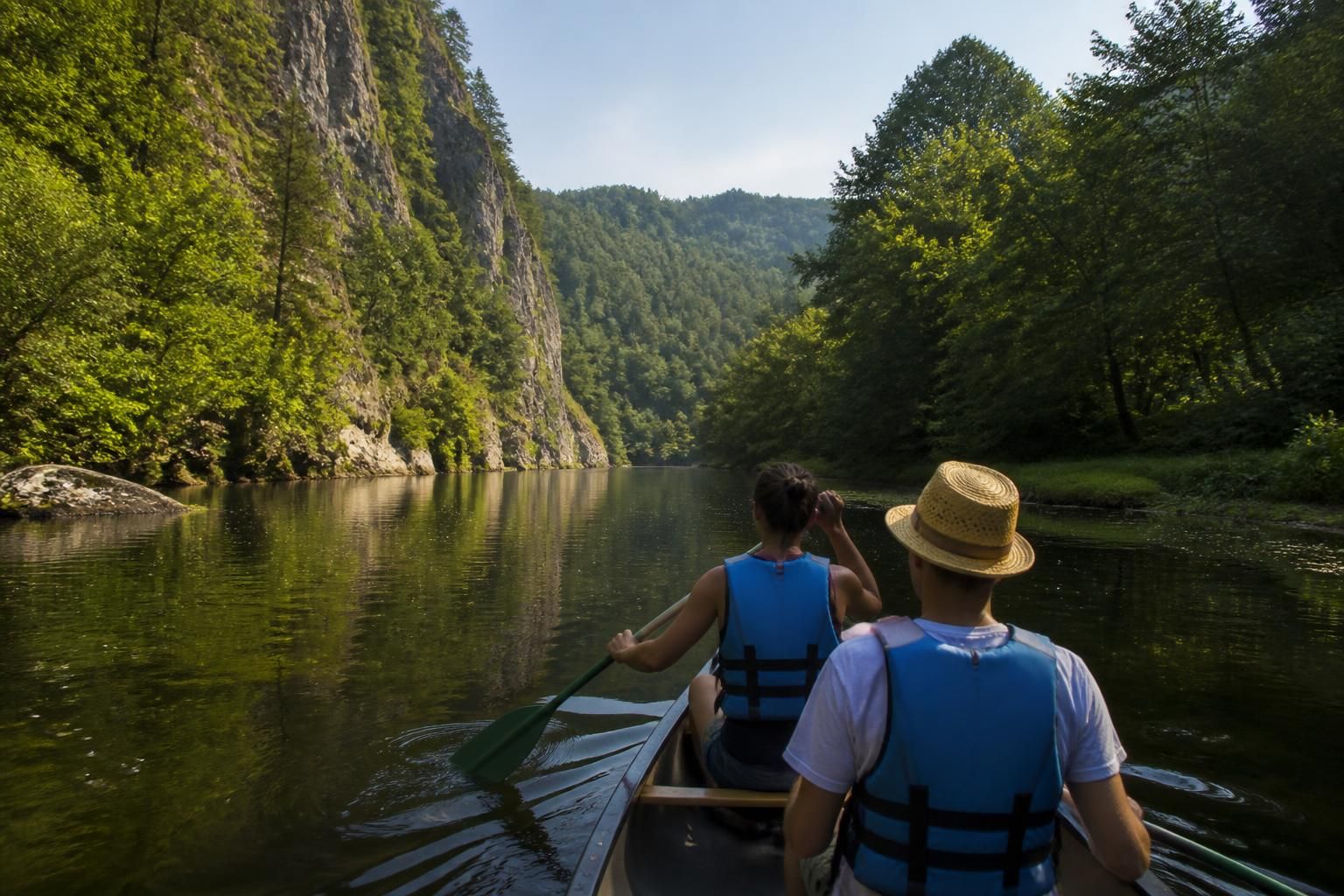 découvrez le canoë sur la sioule en auvergne, une expérience unique entre gorges spectaculaires et méandres pittoresques pour une aventure nature inoubliable.