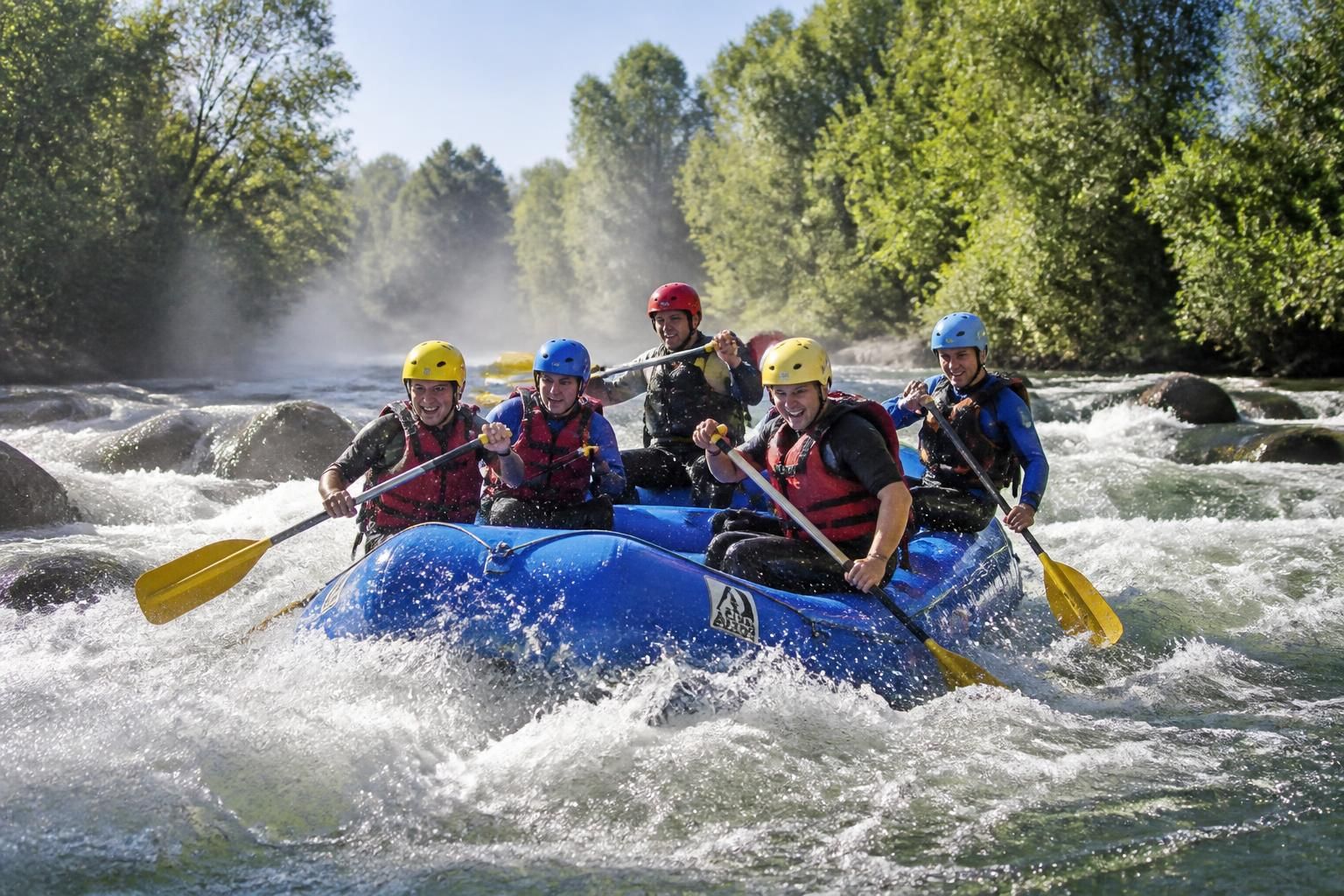 découvrez le rafting à cergy, une aventure pleine de sensations fortes en eau vive, à seulement quelques minutes de paris. parfait pour une escapade sportive et rafraîchissante près de la capitale.