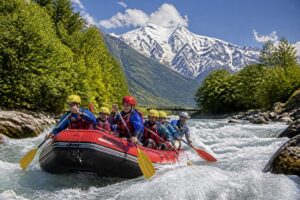 découvrez le rafting à passy sur l'arve, au pied du mont-blanc, pour une aventure sportive et nature inoubliable en haute-savoie.