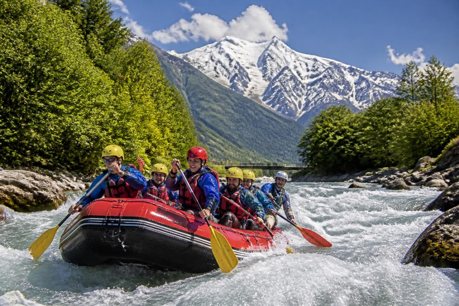 découvrez le rafting à passy sur l'arve, au pied du mont-blanc, pour une aventure sportive et nature inoubliable en haute-savoie.
