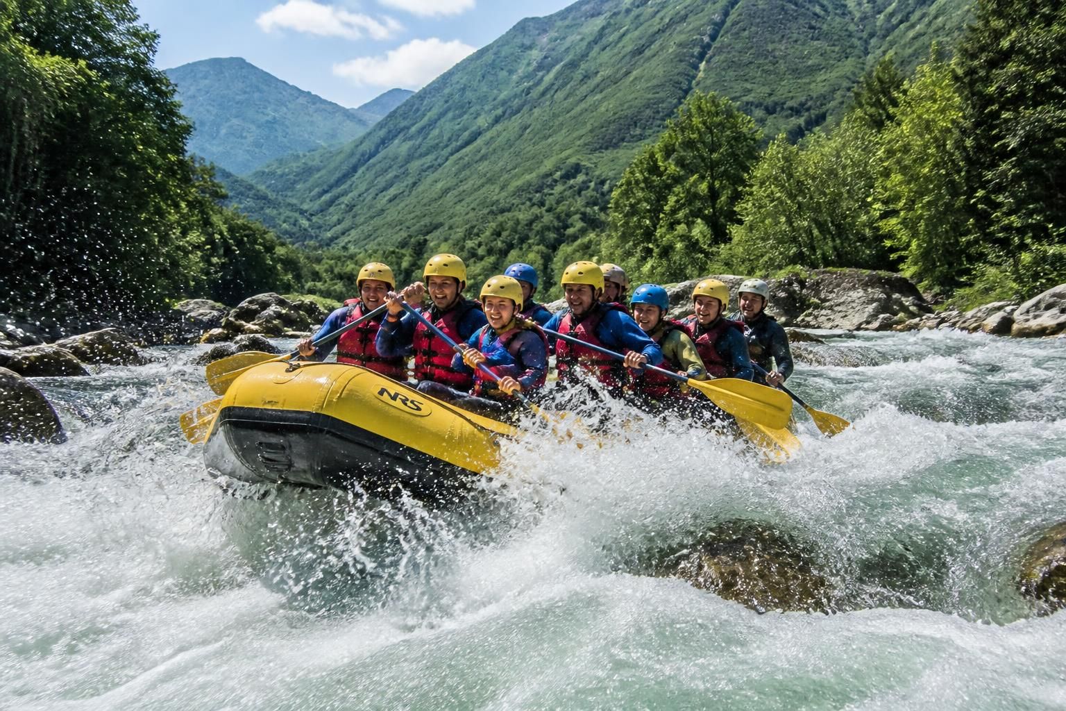découvrez le rafting à saint-lary sur la neste, une aventure en eaux vives pour sensations fortes et paysages magnifiques au cœur des pyrénées.
