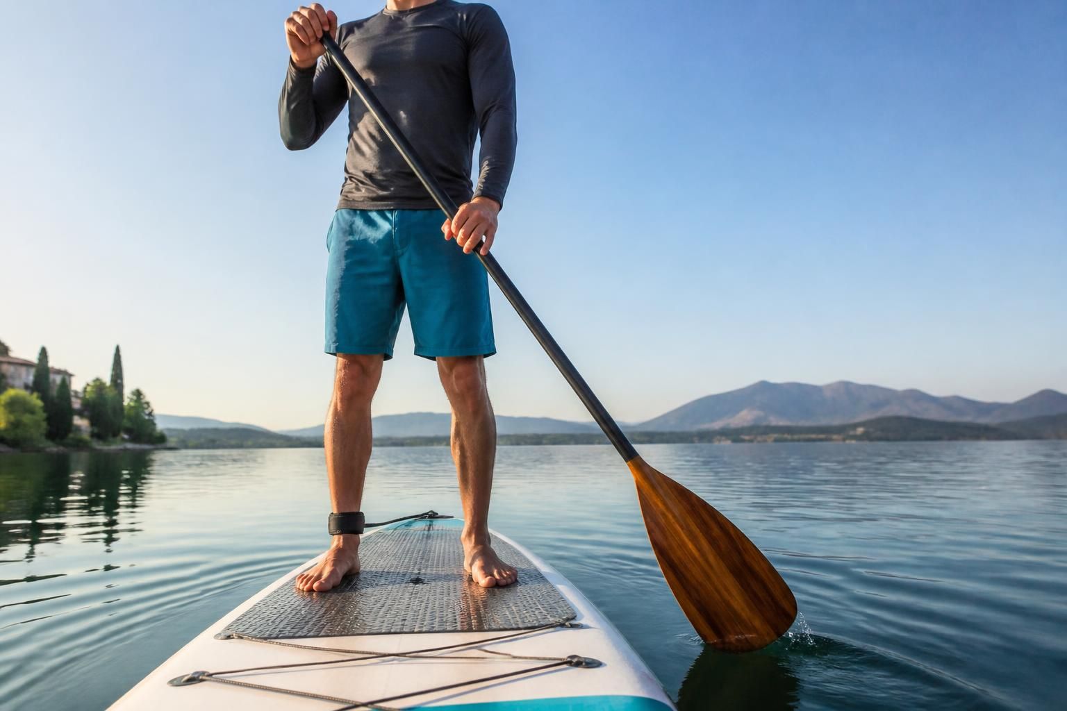 découvrez comment bien tenir votre rame en paddle et comprendre le sens optimal de la pagaie pour améliorer votre technique et votre efficacité sur l'eau.