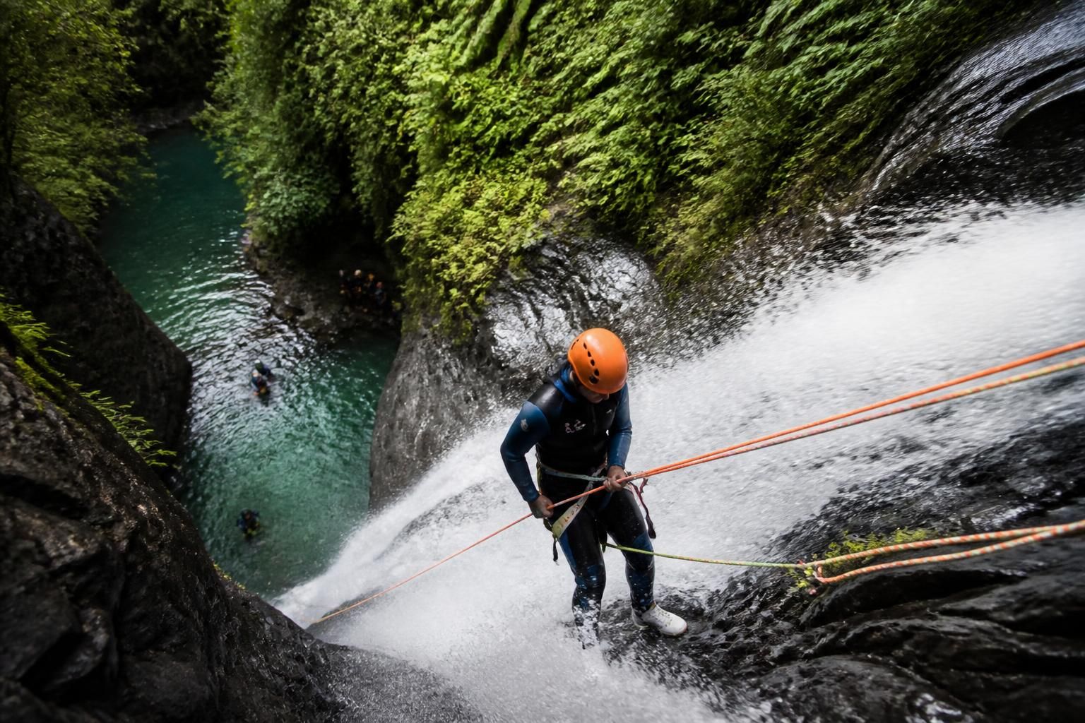 découvrez les descentes volcaniques incontournables pour un canyoning inoubliable à la réunion, entre aventure et paysages spectaculaires.