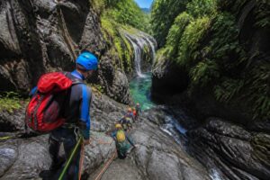 découvrez le canyoning à la réunion et vivez des descentes volcaniques inoubliables au cœur de paysages grandioses et sauvages. aventure et sensations garanties !