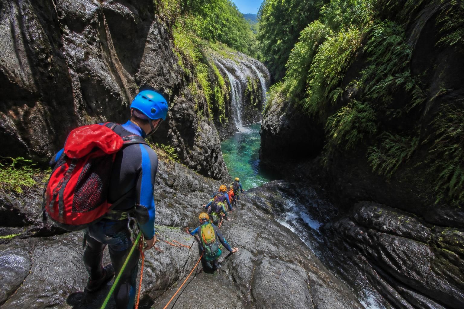 découvrez le canyoning à la réunion et vivez des descentes volcaniques inoubliables au cœur de paysages grandioses et sauvages. aventure et sensations garanties !