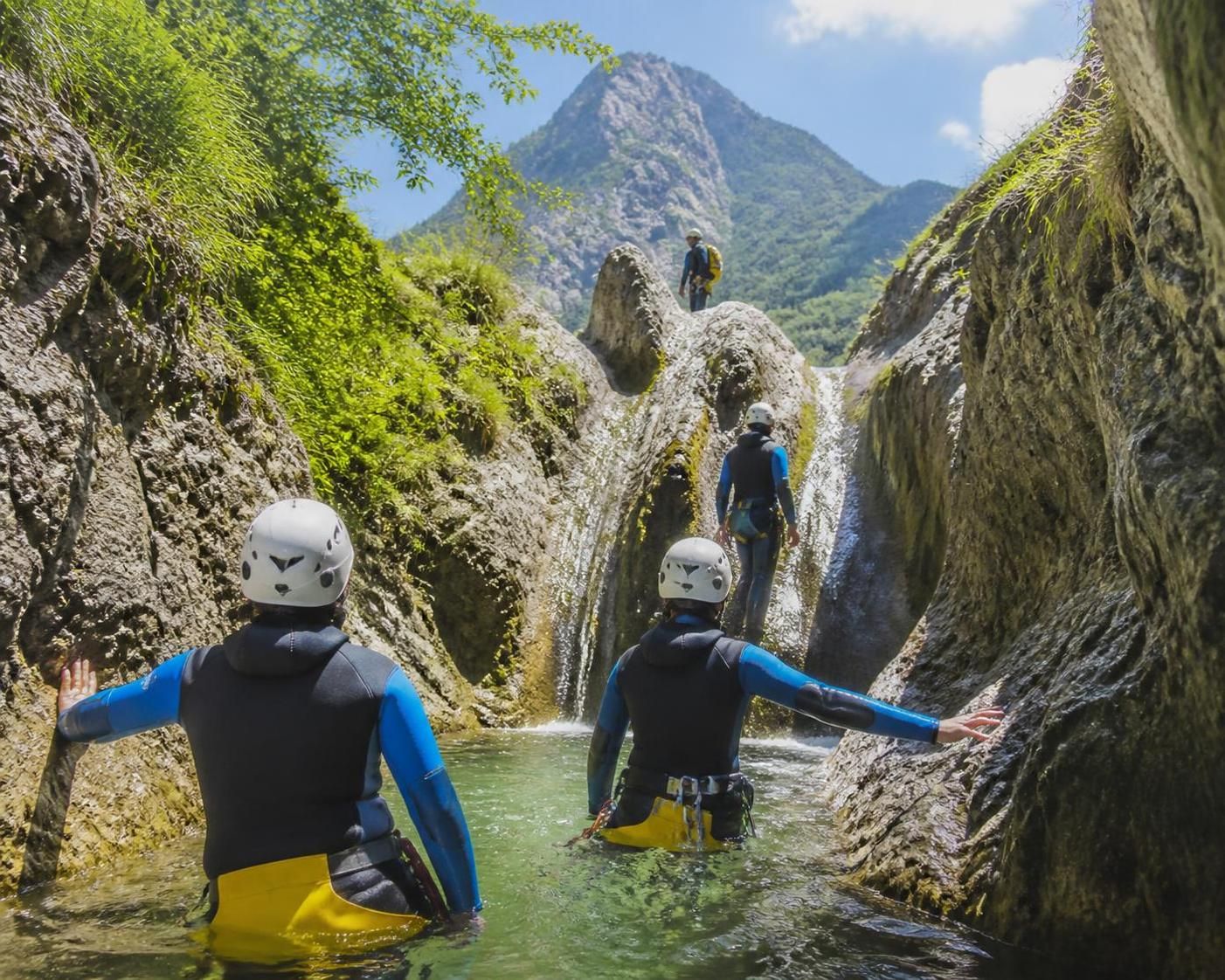 découvrez le canyoning à montmin avec la spectaculaire descente d'angon, une aventure aquatique inoubliable près d'annecy pour tous les amateurs de sensations fortes et de nature.