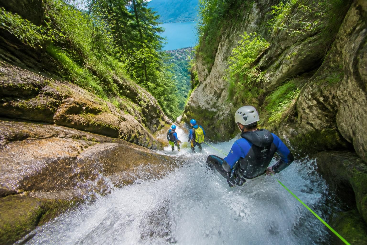 découvrez le canyoning à montmin avec la descente d'angon, une aventure sportive et ludique près d'annecy, idéale pour les amateurs de sensations fortes en pleine nature.