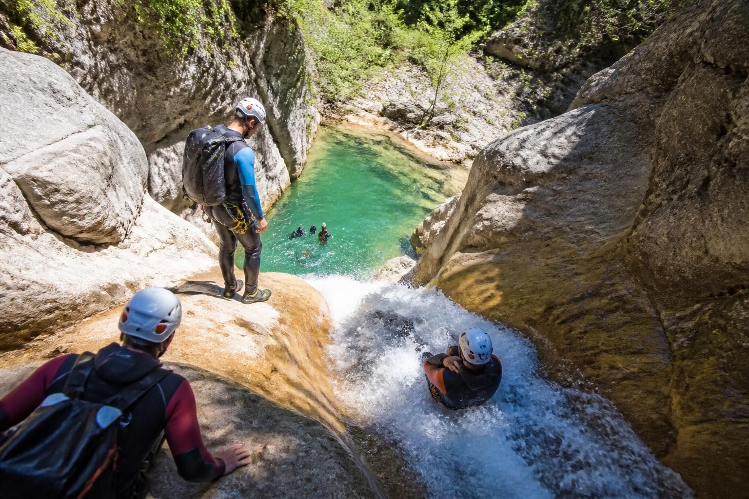 découvrez les meilleures descentes de canyoning à vallon-pont-d'arc et explorez les magnifiques gorges pour une aventure inoubliable en pleine nature.