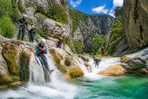 découvrez le canyoning à vallon-pont-d'arc et explorez les descentes spectaculaires autour des célèbres gorges. aventure, nature et sensations garanties pour tous les niveaux !