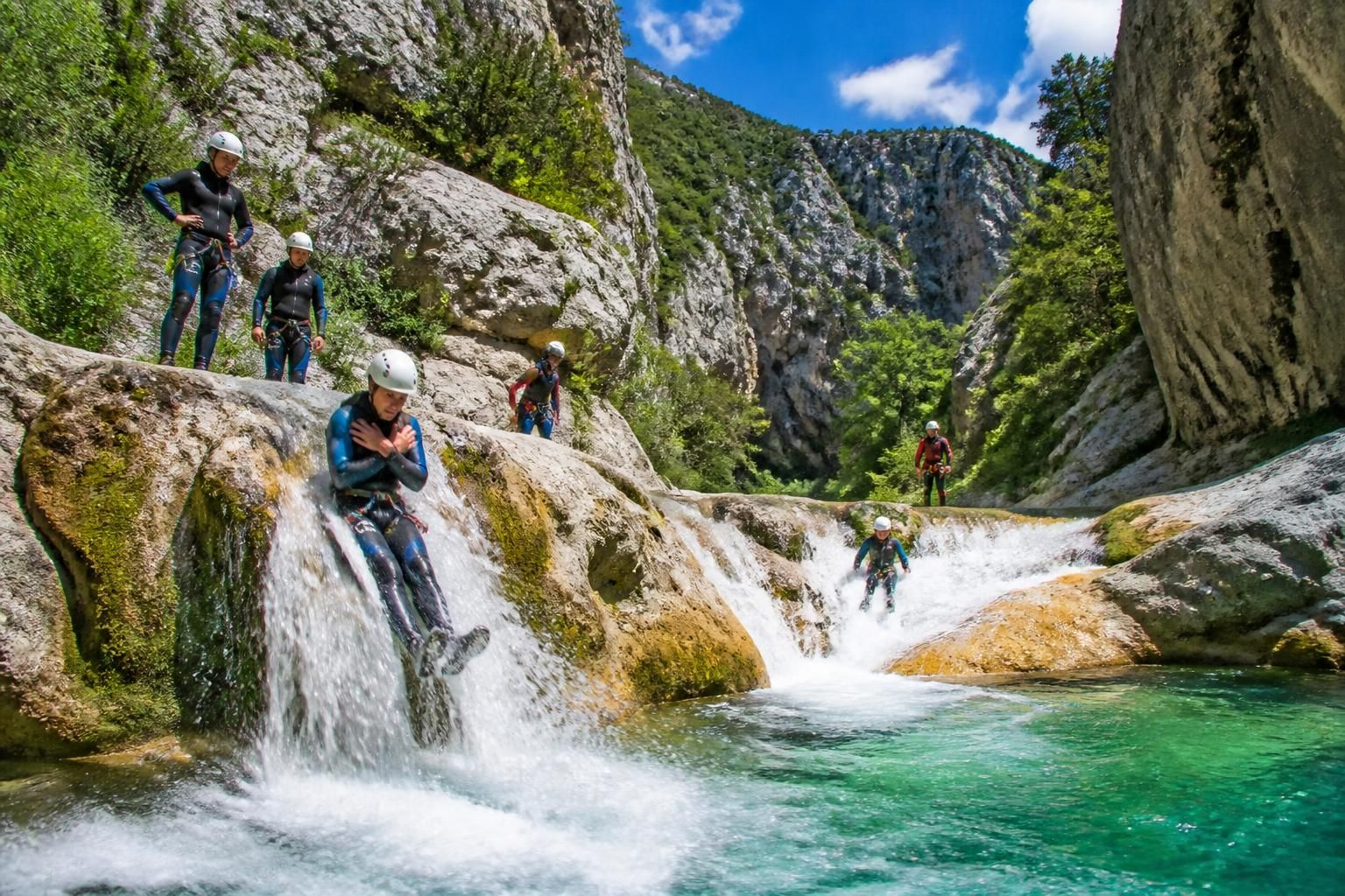 découvrez le canyoning à vallon-pont-d'arc et explorez les descentes spectaculaires autour des célèbres gorges. aventure, nature et sensations garanties pour tous les niveaux !