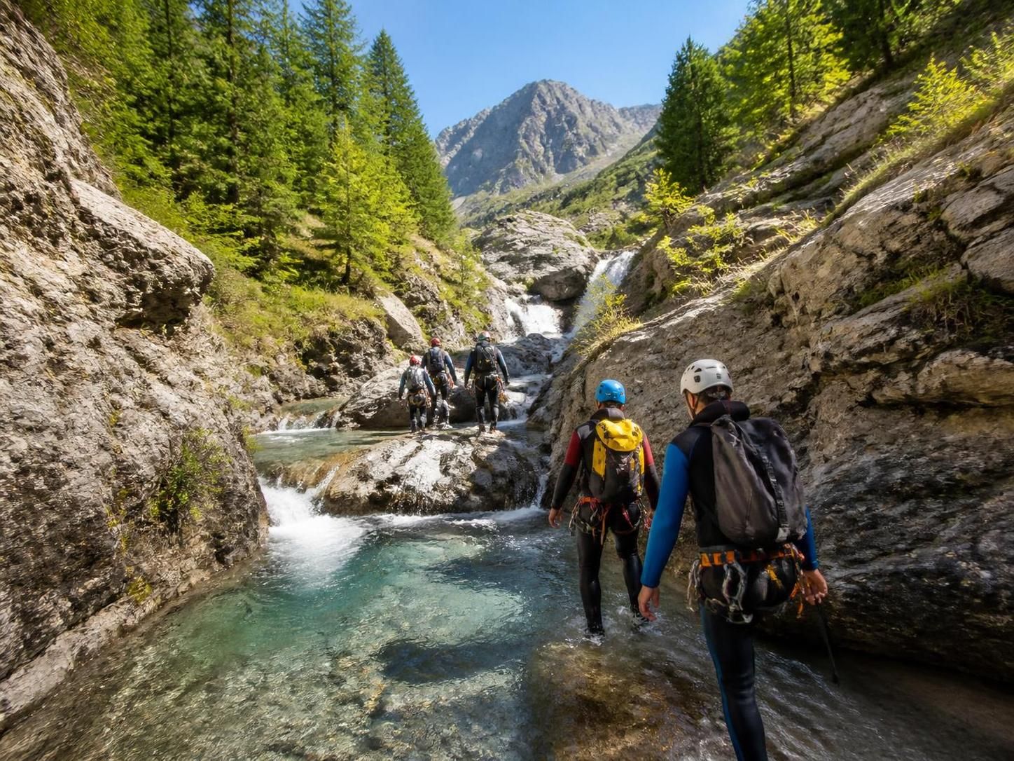 découvrez le canyoning à vars dans les hautes-alpes, une aventure sportive au cœur de paysages naturels préservés. profitez de descentes sensationnelles adaptées à tous les niveaux pour une expérience inoubliable en pleine nature.