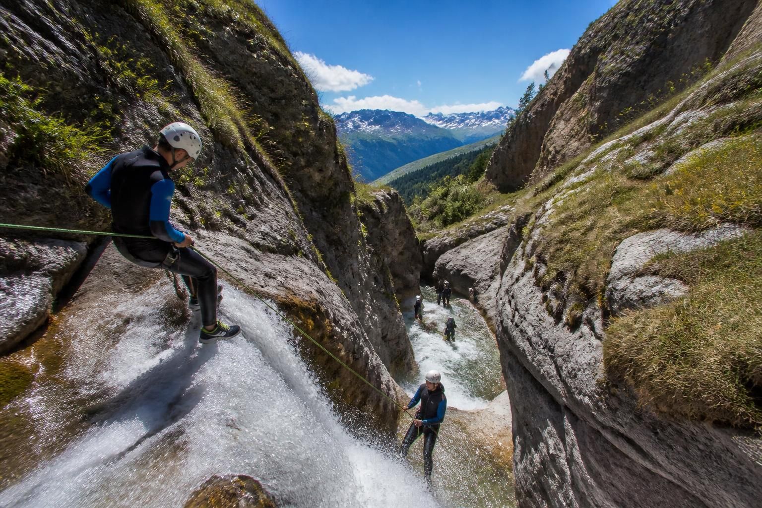 découvrez le canyoning à vars, au cœur des hautes-alpes, pour des descentes sportives et sensations fortes dans des paysages grandioses.