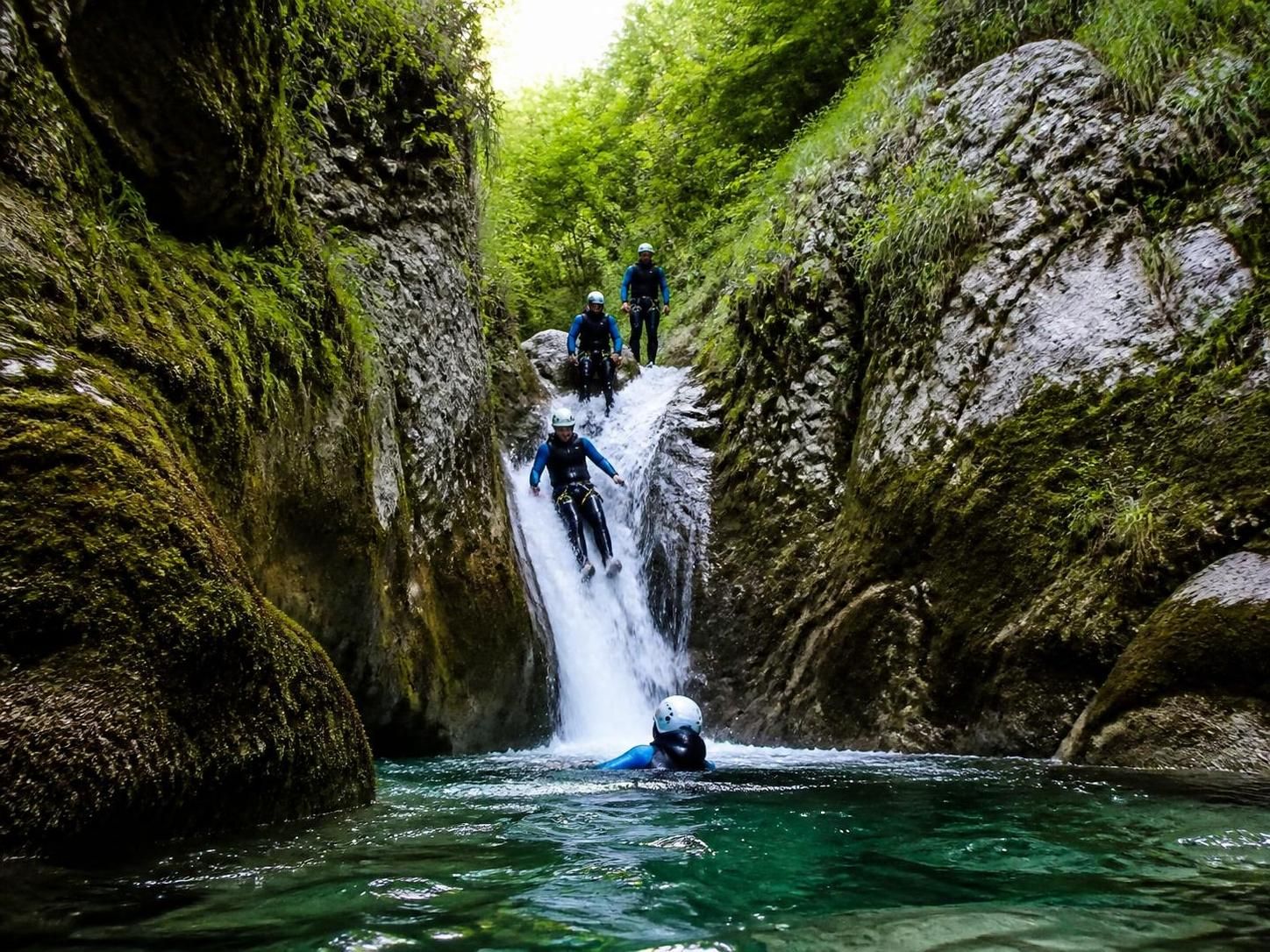 découvrez le canyoning au pays basque et explorez les magnifiques descentes côté montagne pour une aventure sportive et nature inoubliable.