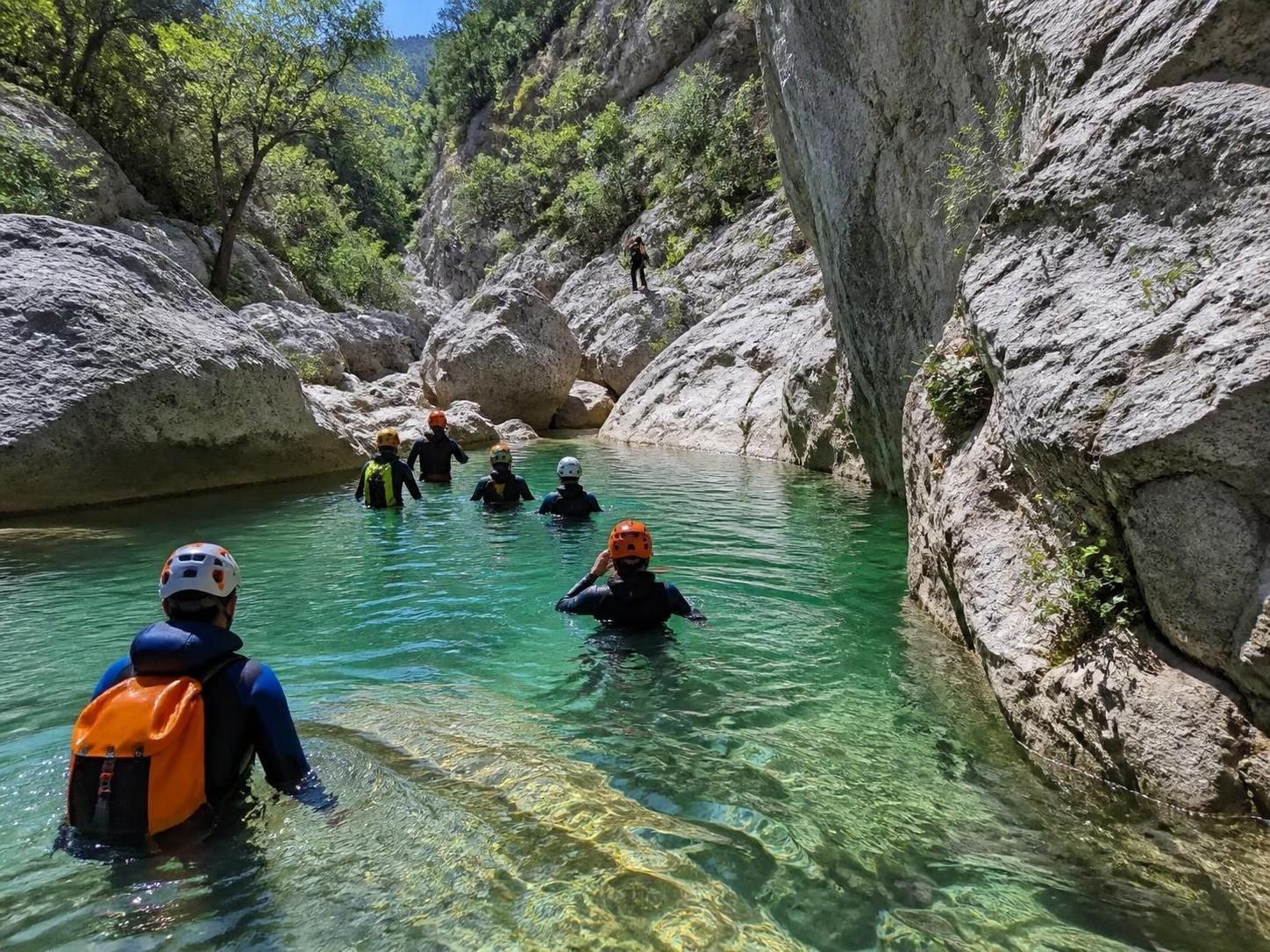 découvrez le canyoning au pont du diable, la descente incontournable de l'hérault alliant aventure, paysages spectaculaires et sensations fortes.