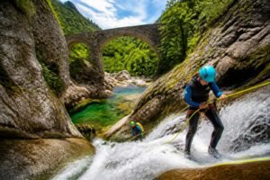découvrez le canyoning au pont du diable, l'une des descentes les plus emblématiques de l'hérault. vivez une aventure sportive unique au cœur de paysages naturels époustouflants.